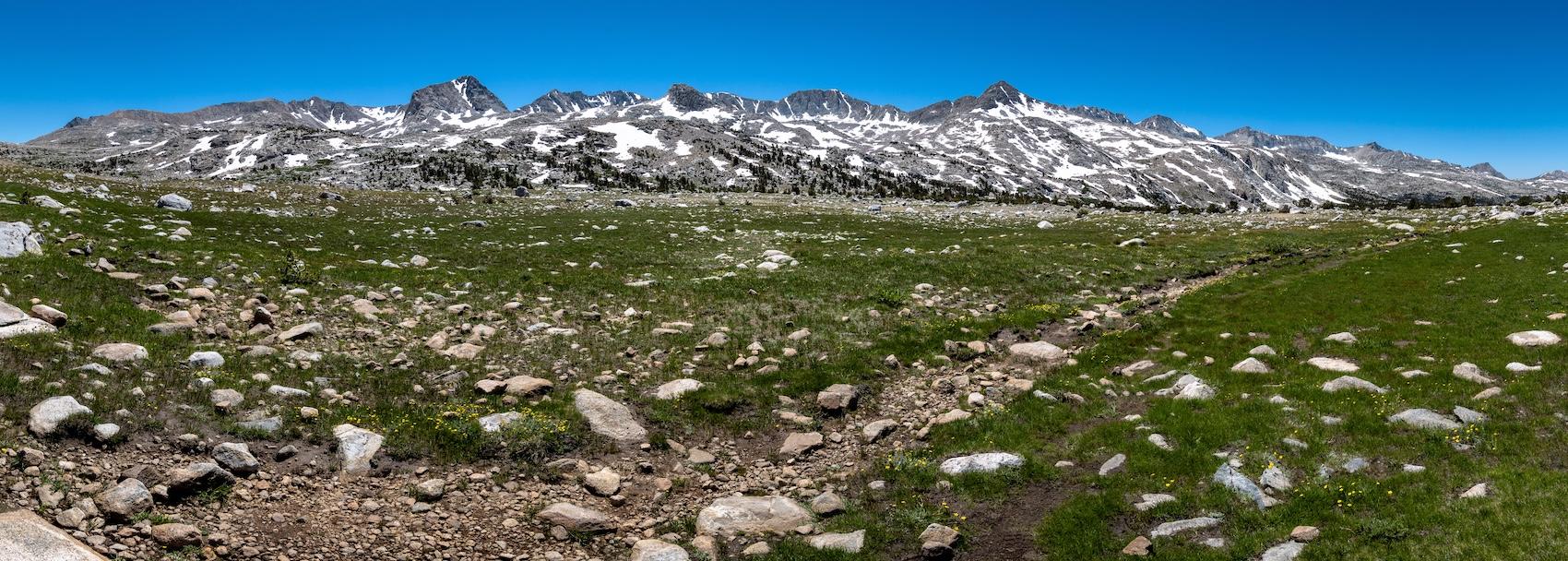 Trailside panorama of the mountains in Humphreys Basin