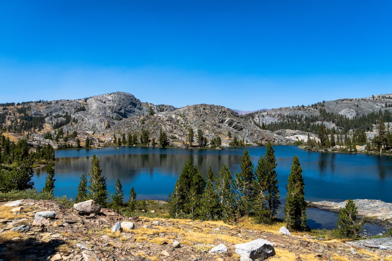 Emerald Lake on the trail to Garnet Lake in the Sierras