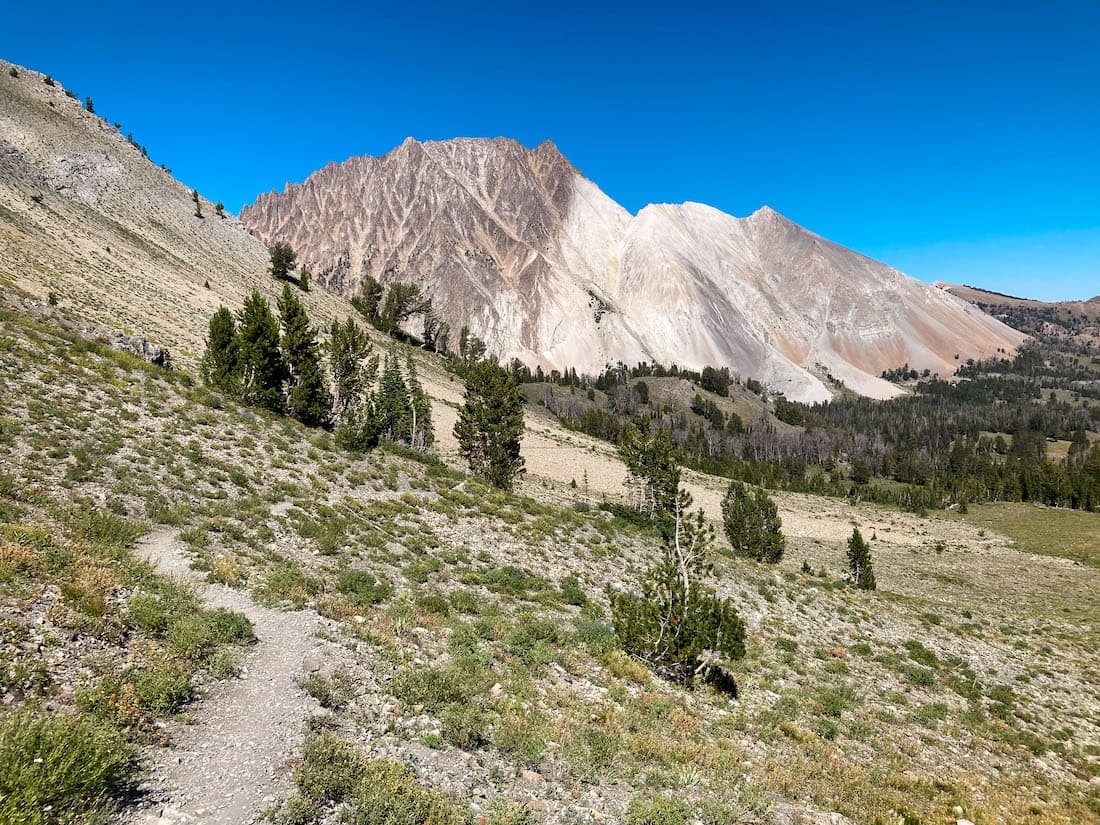 The trail to the Chamberlain Basin