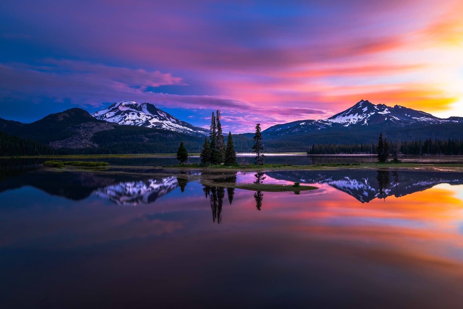 Sunrise at Sparks Lake Oregon. Photo by Brock Dallman